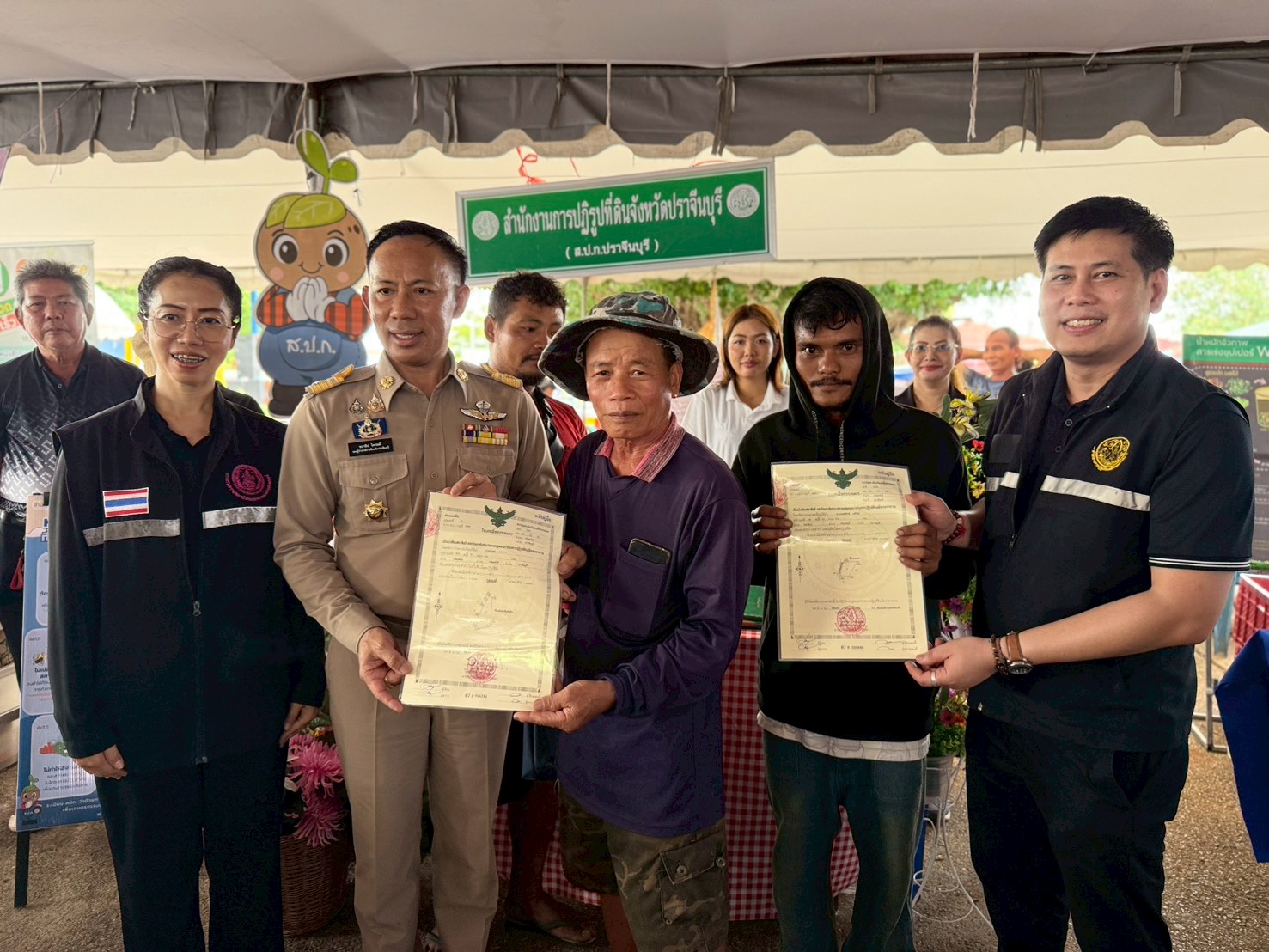 title - วันที่ 22 เมษายน 2569 นายวิทูล ประดิษฐบุญ ปฏิรูปที่ดินจังหวัดปราจีนบุรี  พร้อมด้วย เจ้าหน้าที่ ส.ป.ก.ปราจีนบุรี เข้าร่วมโครงการจังหวัดเคลื่อนที่  โครงการ 